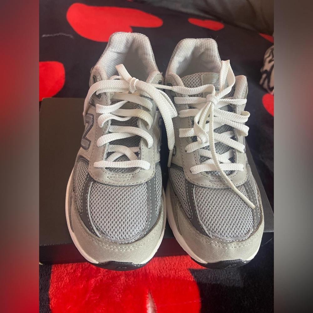 New balance 990v5 boys size 2.5Y